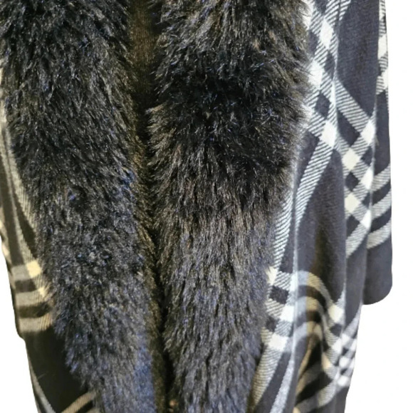 SIMONETTA Black White Plaid CAPE WRAP RUANA with BLACK FAUX FUR TRIM OS - Picture 2 of 9